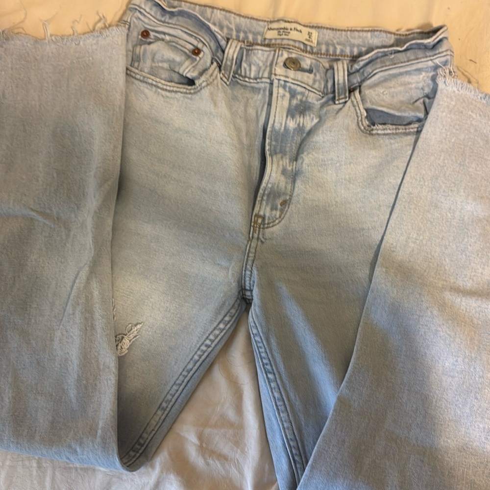 Abercrombie 
The skinny high rise 
Size 4 27 

10in rise 
26in inseam